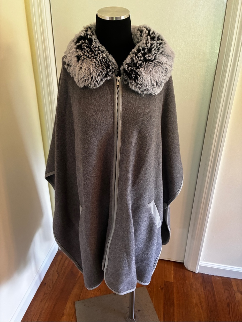 Chico’s Gray Faux-Fur Collar Zip Front Women's Cape Sweater. Like new!